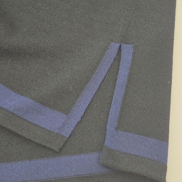 Tahari Short Sleeve Crew Neck Colorblock Hip-Length Top Side Hem Slits - Size S - Picture 6 of 13